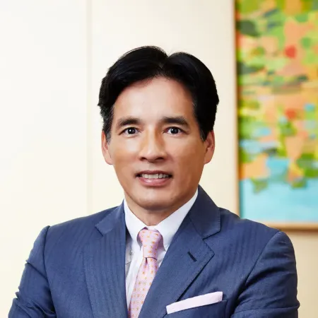 GLOBIS Founder and President Yoshito Hori in business attire